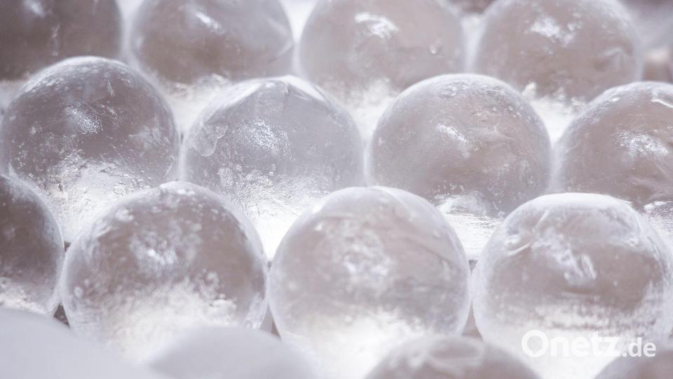 Eiswürfel gibt es auch als Eiskugeln. Bild: Sven Kaeuler/dpa