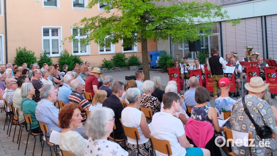 Der lauschige Innenhof der Markus-Gottwalt-Schule war für die Mitwirkenden und die begeisterte Hörerschaft das ideale Konzertforum. Bild: Robert Dotzauer