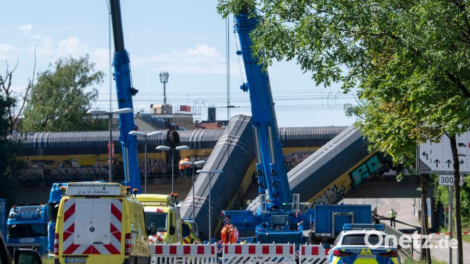 Zwei Schwerlastkräne sind für die Bergung eingetroffen. Bild: Stefan Puchner/dpa