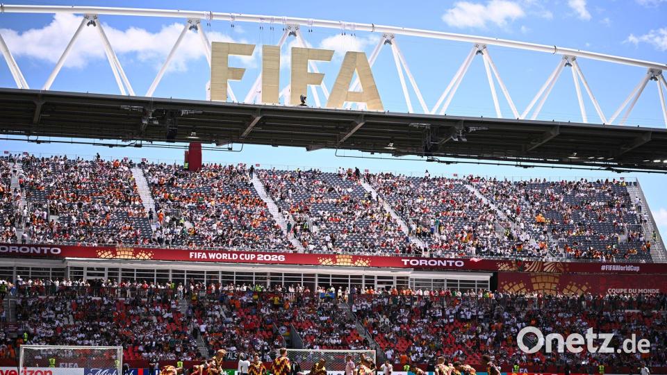 Die Spieler der deutschen Nationalmannschaft wärmen sich vor dem Spiel gegen die Elfenbeinküste auf. Bild: Tom Weller/dpa