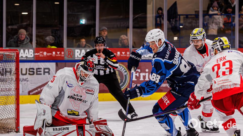 Der Weidener Noah Samanski (blaues Trikot) scheitert in dieser Aktion an Gerald Kuhn in Tor des EC Bad Nauheim. Bild: Werner Moller