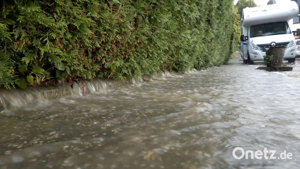 In mehreren Regionen Deutschland wurden bei Starkregen Straßen überflutet. Bild: Bernd März/dpa