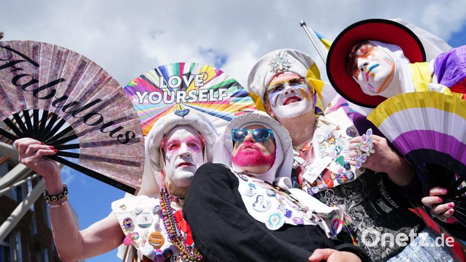 Edinburgh: Bunte „Pride Edinburgh 2026“-Parade füllt die Innenstadt mit Teilnehmern Bild: Jane Barlow/PA Wire/dpa