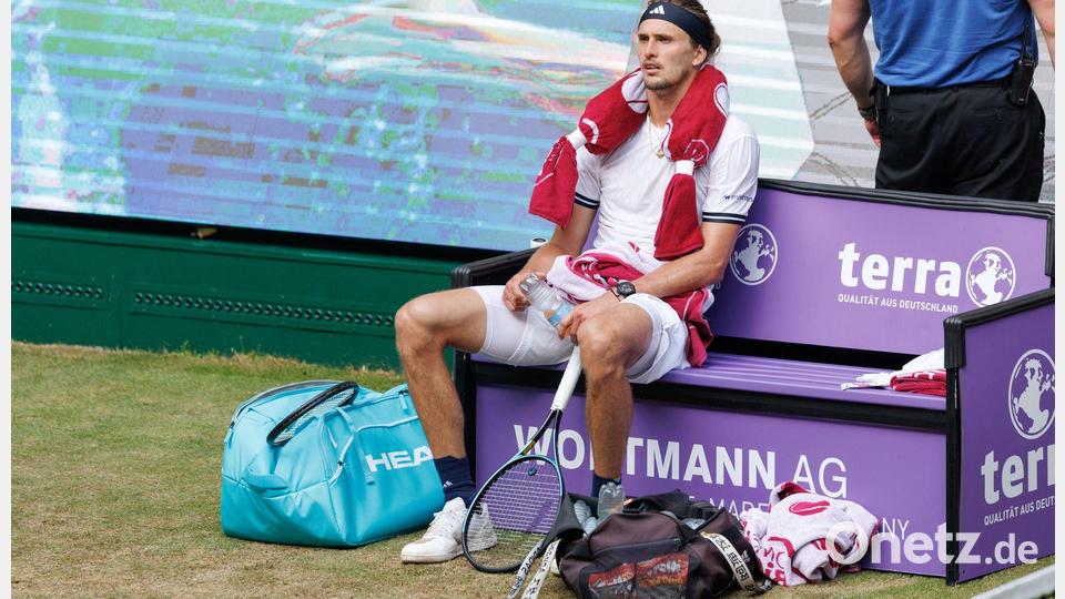 Bei ohnehin großer Hitze musste sich Alexander Zverev immer wieder erholen. Bild: Friso Gentsch/dpa