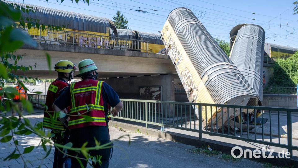 Die Bergung der Waggons kann sich bis Sonntag hinziehen. Bild: Stefan Puchner/dpa