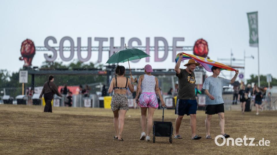 Nicht mal der Regen kann die gute Laune verscheuchen beim Southside-Festival. Bild: Silas Stein/dpa