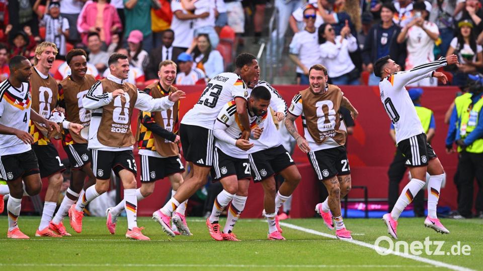 Kollektiver Jubelrausch: Mitspieler und auch die Reservisten stürmen zu Deniz Undav nach dem Siegtor in der Nachspielzeit. Bild: Tom Weller/dpa