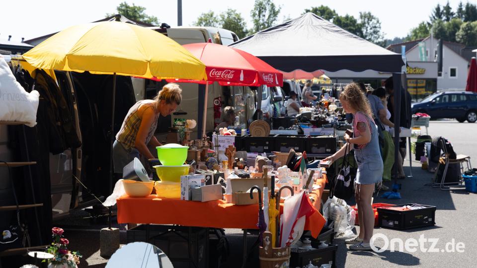 Verkäufer boten ihre Waren beim Flohmarkt feil, viele von ihnen verließen wegen des Gewitters dann aber fluchtartig den Edeka-Parkplatz. Bild: Roland Wellenhoefer