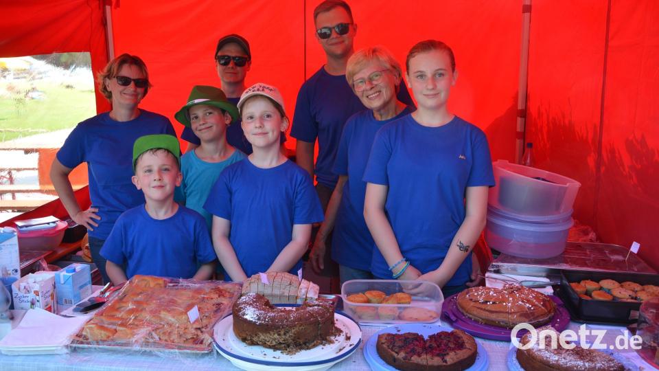 Mitglieder der DLRG Marktredwitz beim Kuchenverkauf. Bild: Josef Rosner