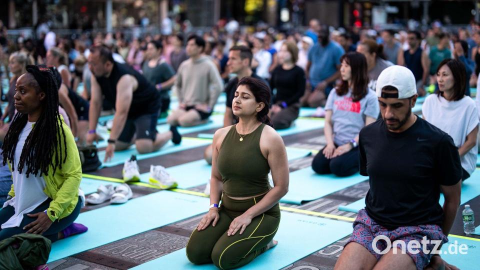 Dicht an dicht reihten sich Yoga-Begeisterte aneinander. Bild: Adam Gray/AP/dpa
