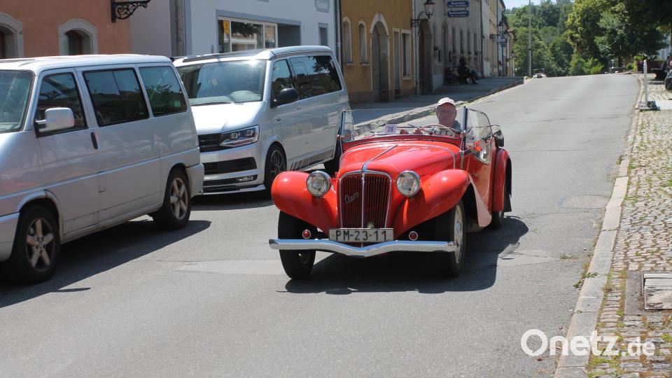 Er genießt die Fahrt durch Pleystein. Bild: Josef Pilfusek