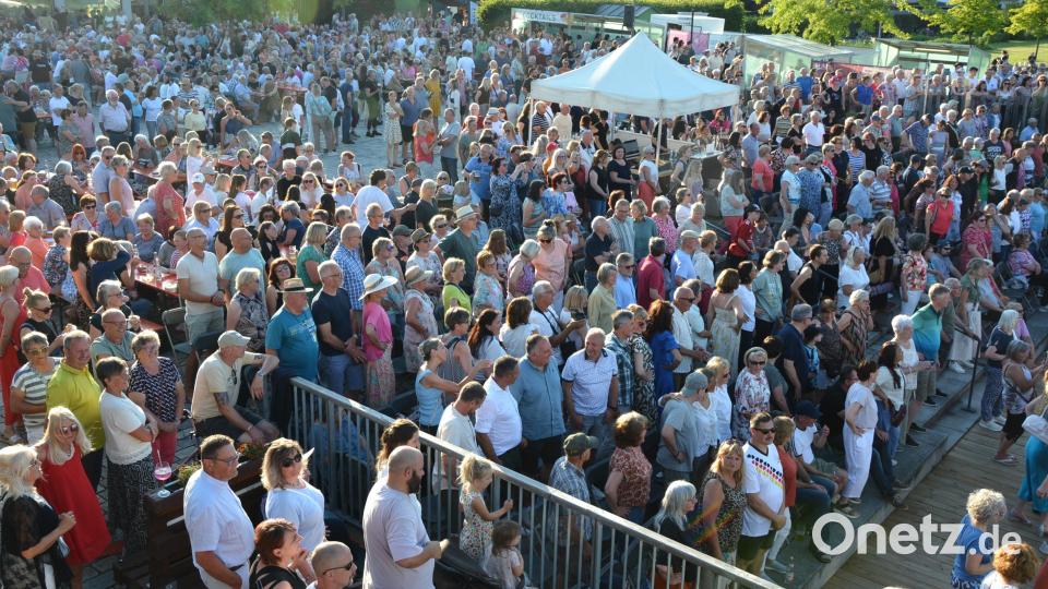 Rekordbesuch am Samstagabend im Tirschenreuther Fischhofpark, rund 2500 Besucher zählten die Organisatoren. Bild: Josef Rosner