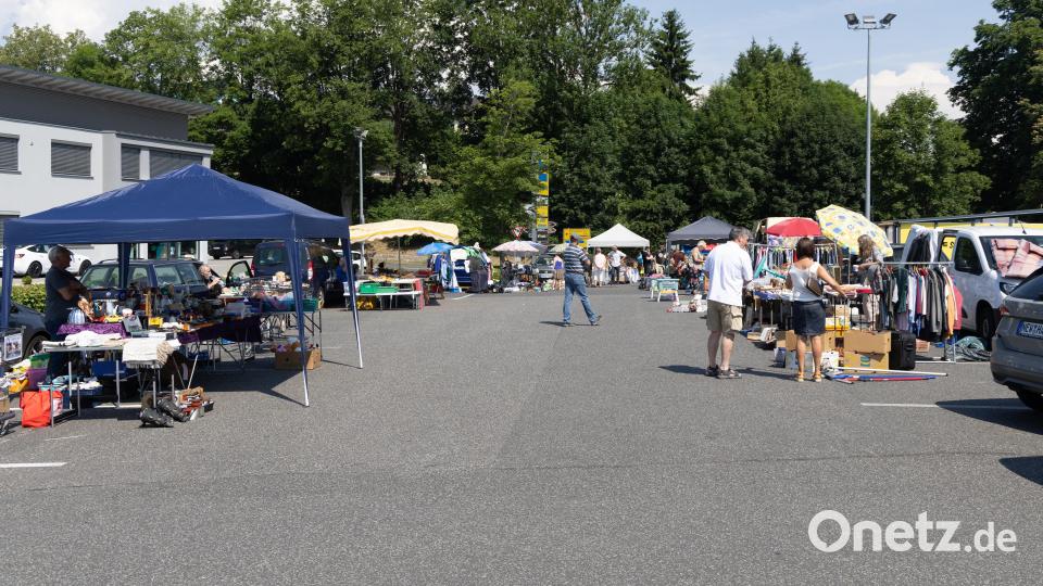 Zum St.-Veit-Markt in Erbendorf wurde auch ein Flohmarkt organisiert, der viele Besucher anlockte. Bild: Roland Wellenhoefer