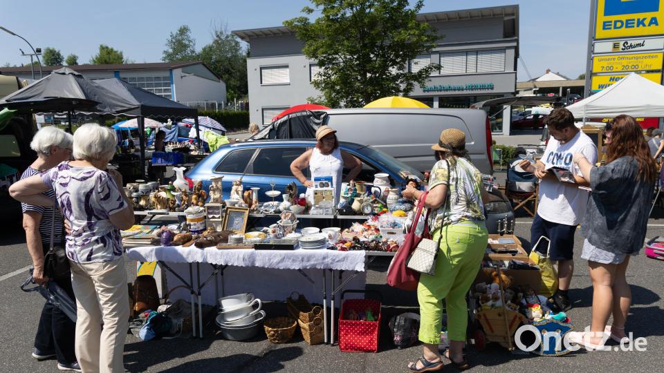 Zahlreiche Schnäppchenjäger waren am Vormittag beim Flohmarkt unterwegs. Bild: Roland Wellenhoefer