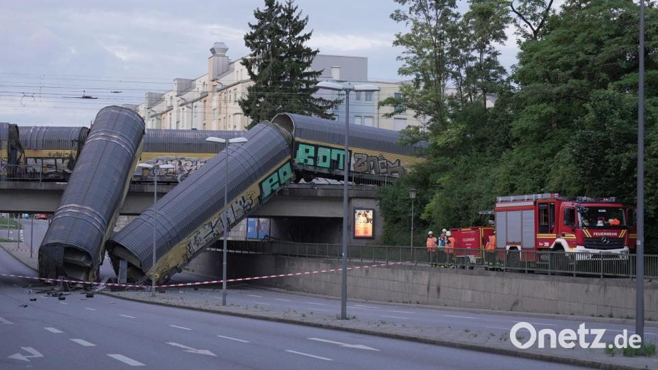 Auf der Eisenbahnbrücke, wo die Gleise über eine Weichenverbindung zusammengeführt werden, soll ein Güterzug auf das Gleis mit dem anderen Zug geleitet worden sein. Bild: Ehsan Monajati/dpa