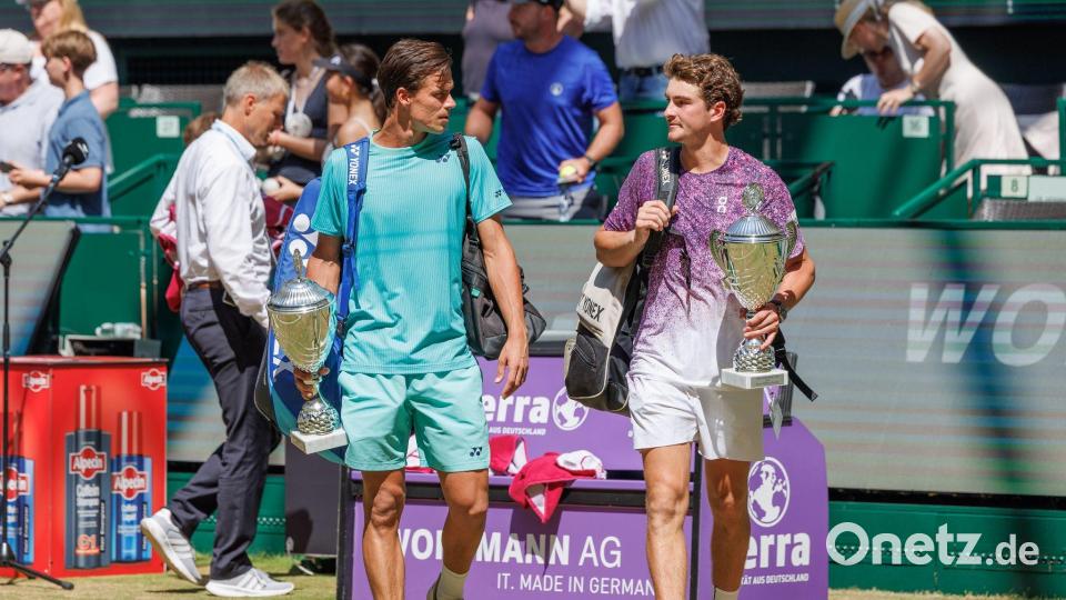Daniel Altmaier (l) und João Fonseca haben das Doppelfinale in Halle verloren. Bild: Friso Gentsch/dpa