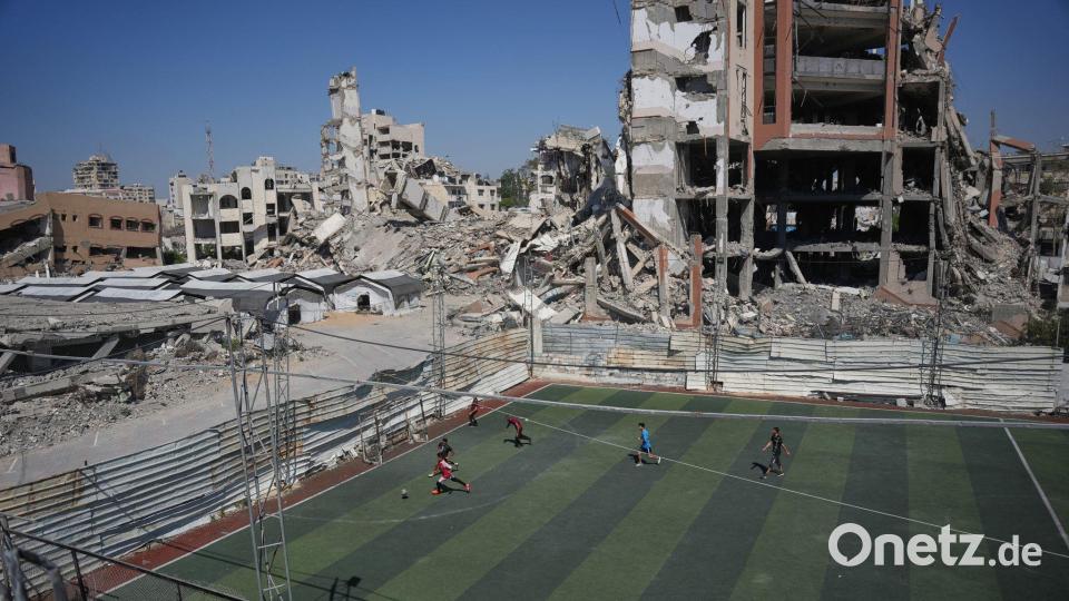 Palästinenser spielen Fußball in Gaza. Bild: Abdel Kareem Hana/AP/dpa