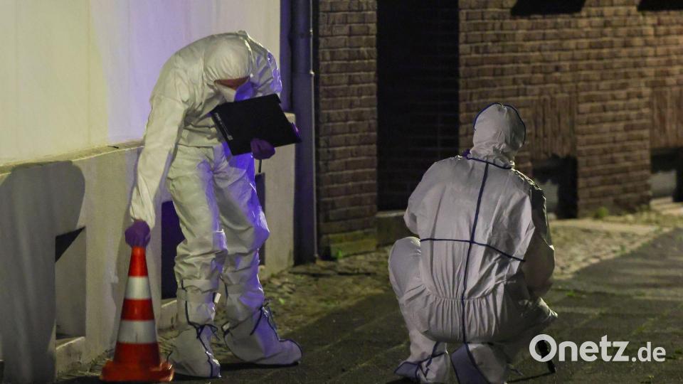 Beamte der Spurensicherung in Spurensicherungsanzügen begutachten den Tatort. Bild: Christoph Reichwein/dpa
