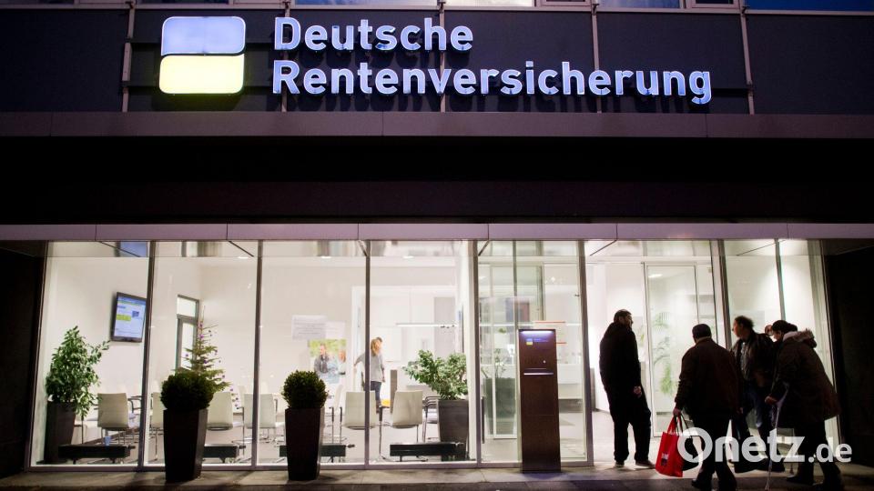 Die gesetzliche Rente soll die zentrale Säule der Alterssicherung bleiben, hier ein Gebäude der Rentenversicherung. (Archivbild) Bild: Julian Stratenschulte/dpa/dpa-tmn