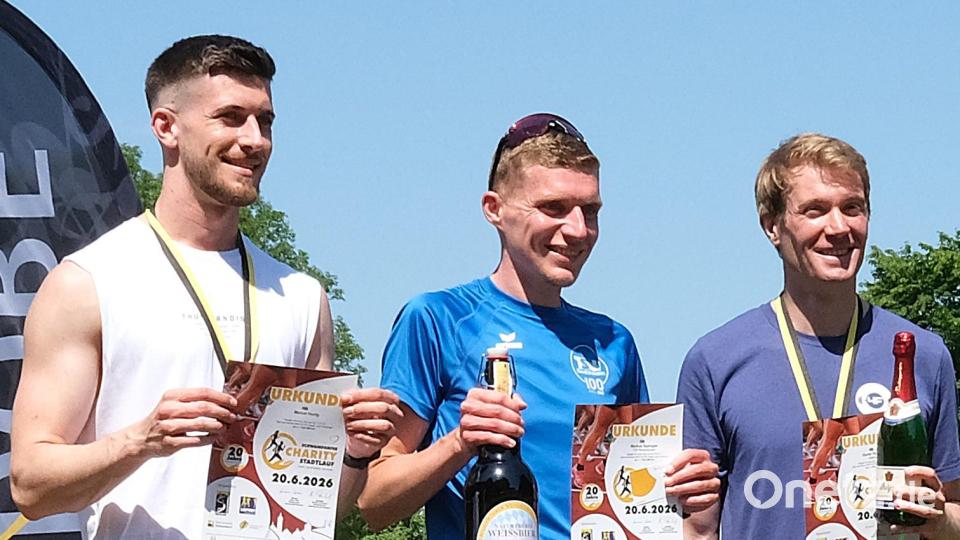 Markus Spangler (Mitte) gewann den 5000-Meter-Lauf in 16:24 Minuten und landete damit einen Start-und-Ziel-Sieg vor Marcel Honig (rechts) und Daniel Teubner (links). Bild: Rudolf Hirsch