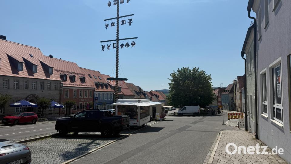 Während sich in früheren Jahren am Unteren Markt Stand an Stand reihte, waren beim diesjährigen St.-Veit-Markt nur noch wenige Fieranten vertreten. Bild: Roland Wellenhöfer