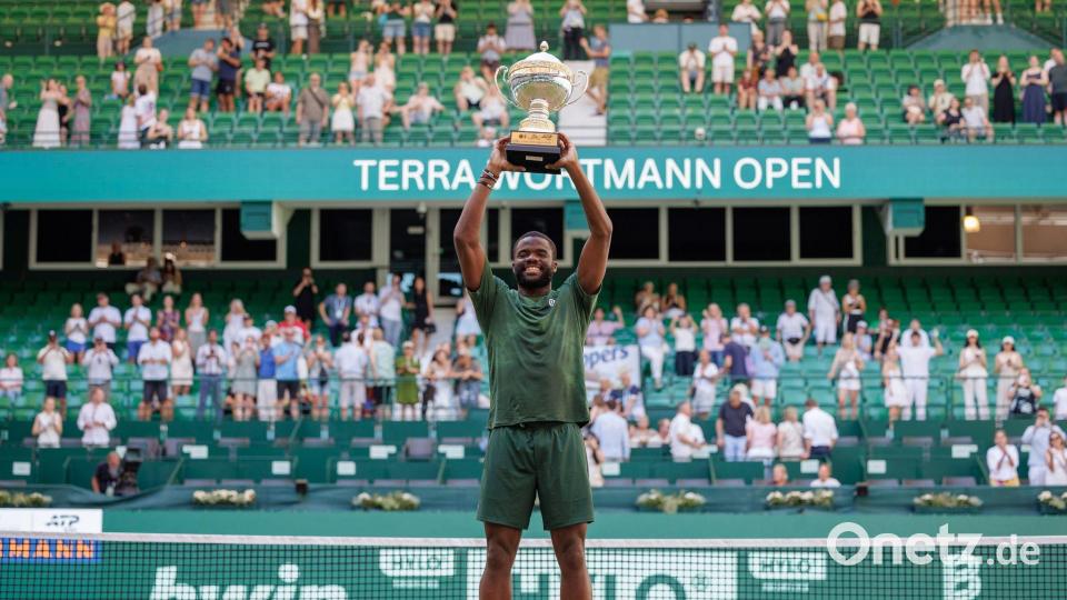Frances Tiafoe ist der erste US-amerikanische Turniersieger in Halle. Bild: Friso Gentsch/dpa