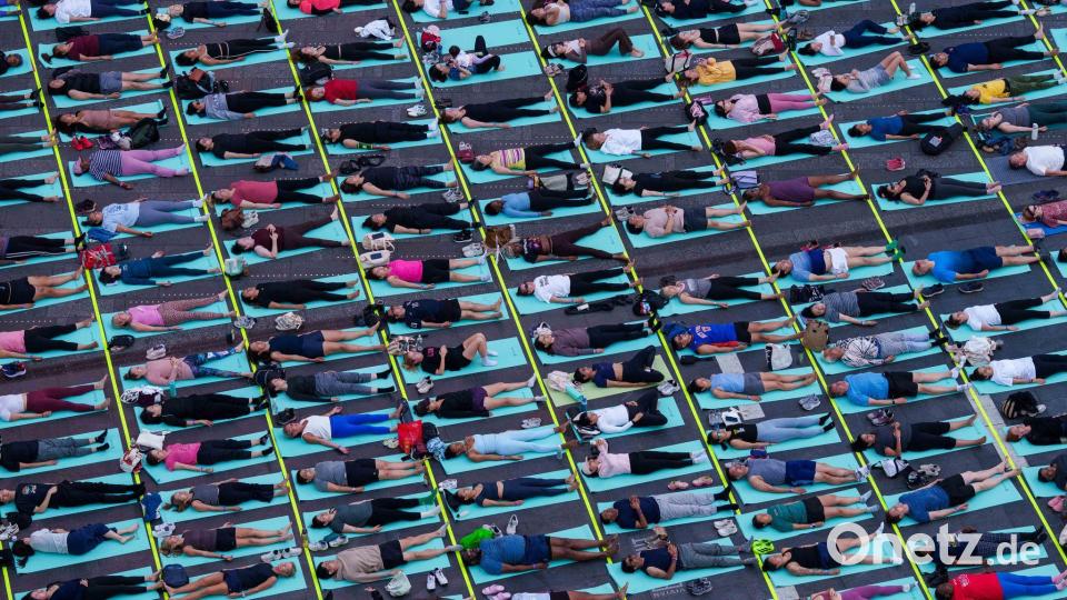 Hunderte Yogis nehmen an Yoga-Kursen im Herzen Manhattans teil. Bild: Adam Gray/AP/dpa
