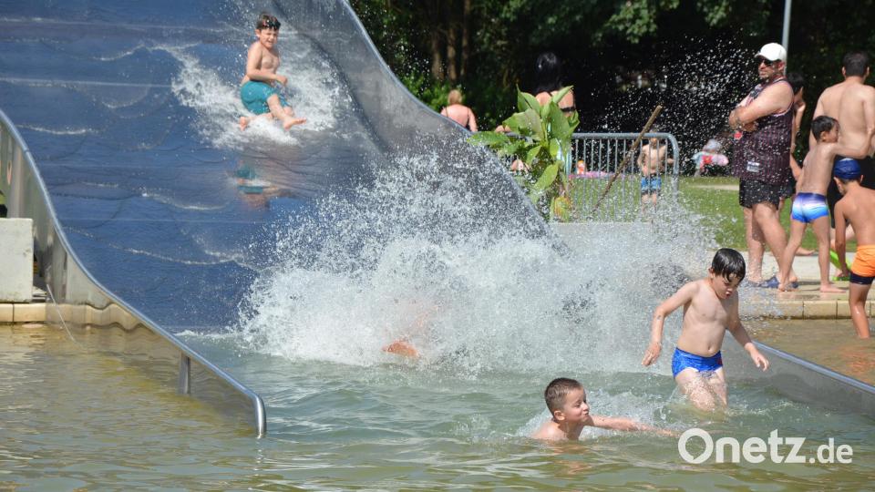 Spaß machte bei der großen Hitze die Wasserrutsche Bild: Josef Rosner
