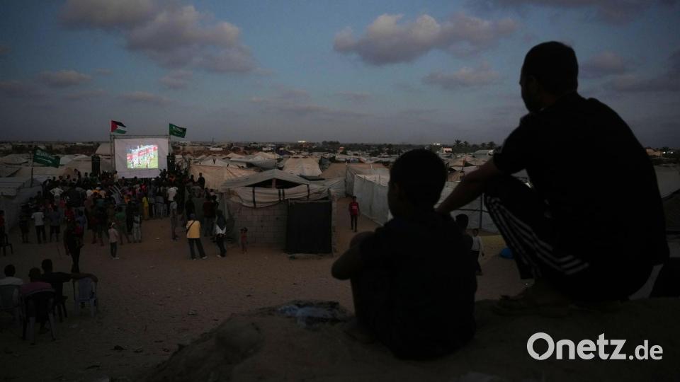Eine Leinwand mitten im Gazastreifen: Palästinenser verfolgen die Live-Übertragung des Fußball-WM-Spiels zwischen Spanien und Saudi-Arabien. Bild: Abdel Kareem Hana/AP/dpa