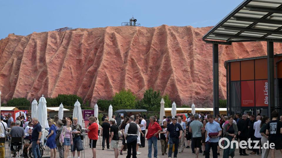 Die Linke tagte am Filmpark Babelsberg im Schatten einer Vulkanattrappe. Bild: Michael Bahlo/dpa
