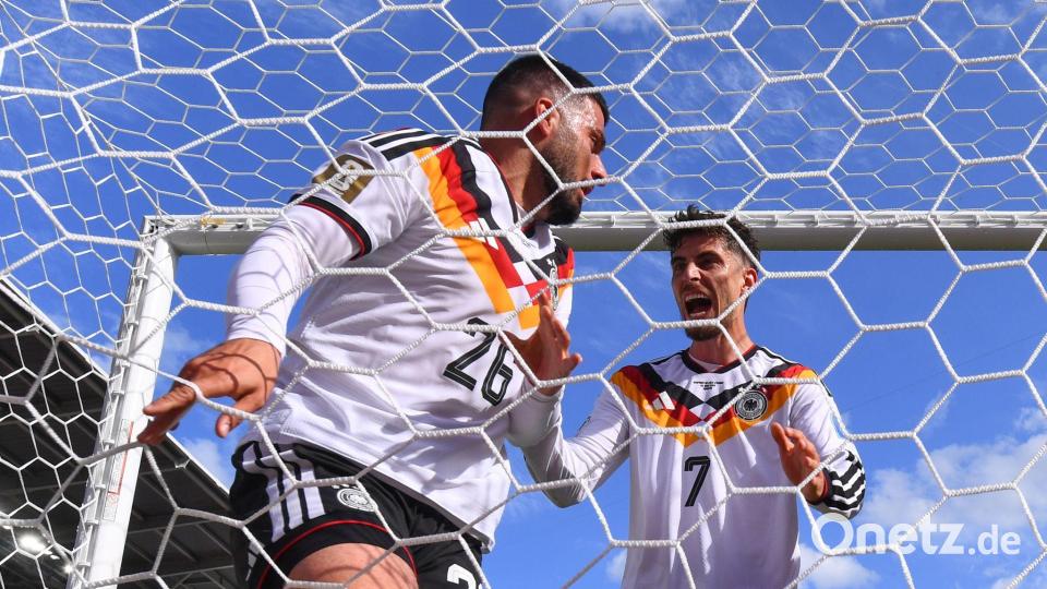 Ball und Schütze im Tor. Kai Havertz läuft jubelnd zu Deniz Undav (l). Bild: Tom Weller/dpa