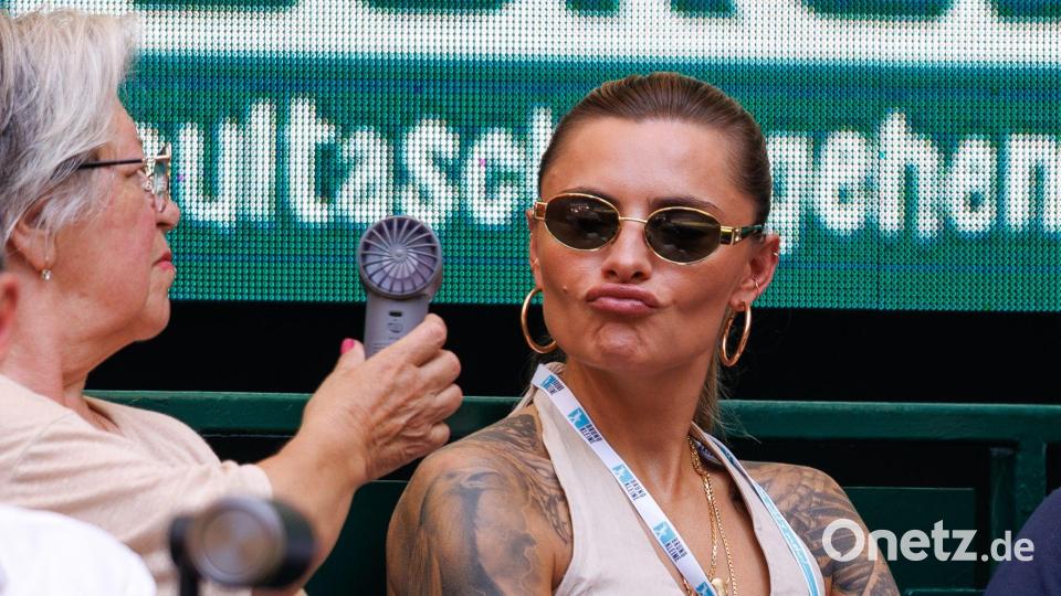 Unterstützung in der Box: rechts Zverevs Freundin Sophia Thomalla, links seine Oma Natalia. Bild: Friso Gentsch/dpa