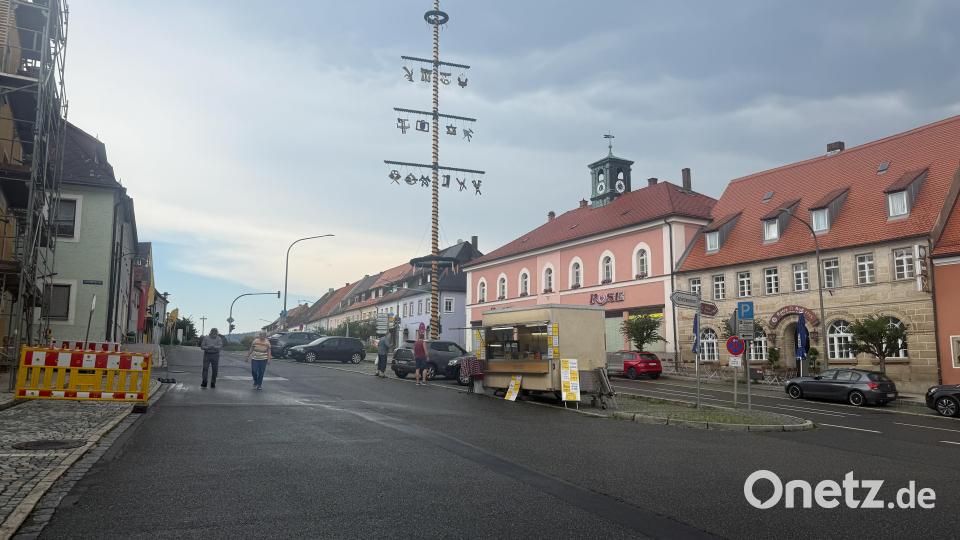 Nach dem kräftigen Regenschauer blieben am Unteren Markt lediglich zwei Verkaufswagen zurück. Die meisten Fieranten hatten ihre Stände bereits abgebaut Bild: Roland Wellenhöfer