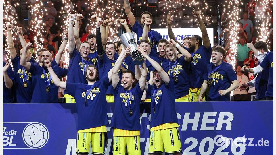 Alba Berlin feiert den großen Meister-Coup in München. Bild: Matthias Stickel/dpa