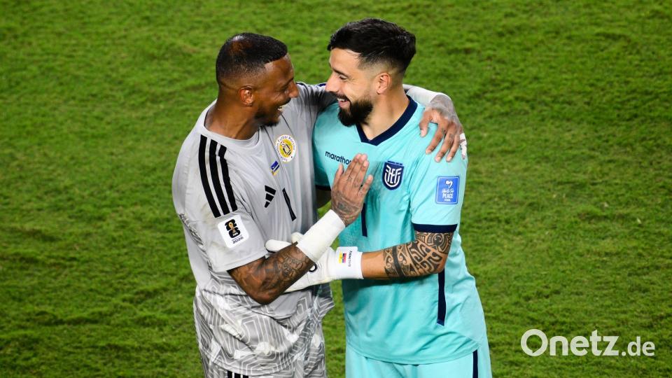 Der Torhüter von Curaçao, Eloy Room (l), und der Torhüter von Ecuador, Hernán Galindez, umarmen sich nach dem WM-Gruppenspiel. Bild: Reed Hoffmann/AP/dpa