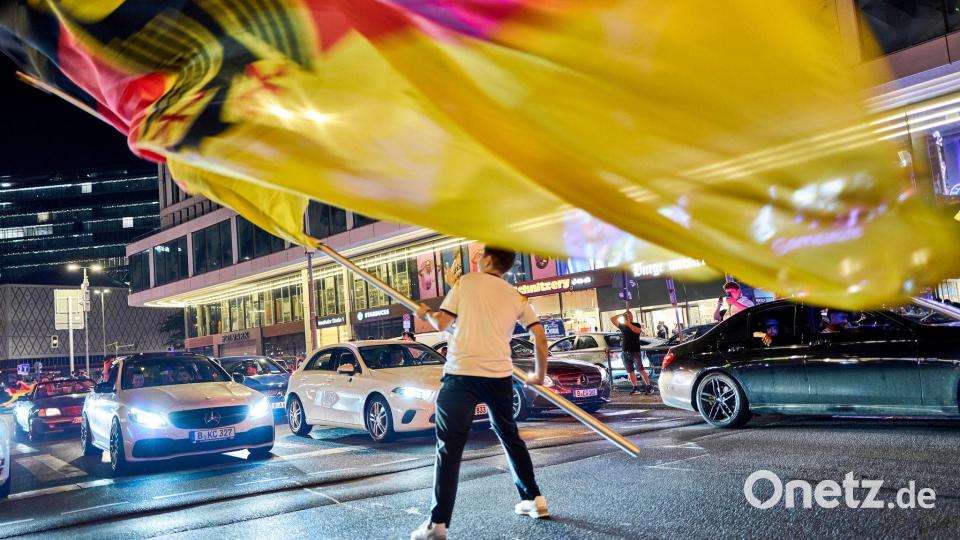 Der Kudamm bebt nach dem 2:1 der deutschen Mannschaft gegen die Elfenbeinküste. Bild: Michael Ukas/dpa