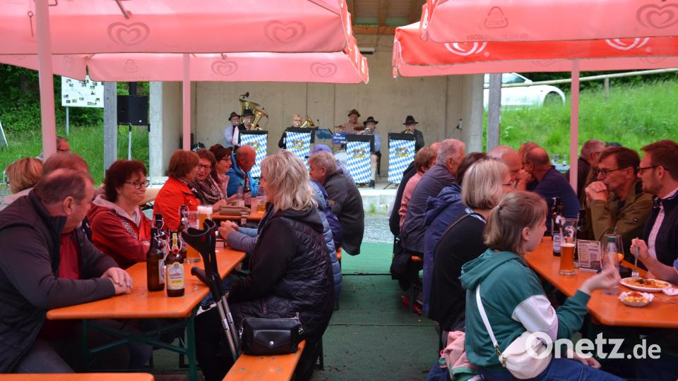 Trotz regnerischen Wetters ließen sich die Besucher von diesem Event nicht abhalten, lauschten den Moosbacher Straßenmusikanten und sangen bei bekannten Liedern begeistert mit. Bild: Peter Garreiss