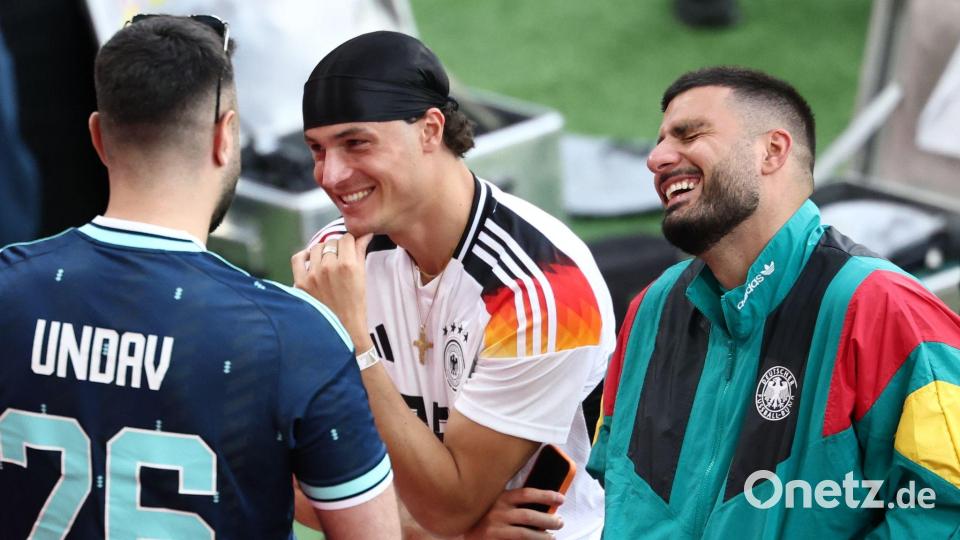 Deniz Undav (r.) hat bei der WM so richtig gut lachen. Bild: Christian Charisius/dpa