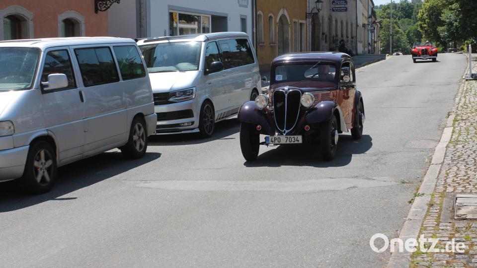 Einer der beiden Oldtimer, die am Samstag bis 15.30 Uhr durch Pleystein fuhren. Bild: Josef Pilfusek