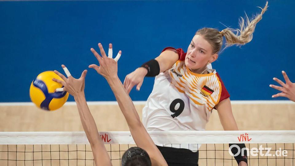 Lina Alsmeier (hinten) war gegen die Türkei zur Stelle. (Archivbild) Bild: -/volleyballworld/dpa