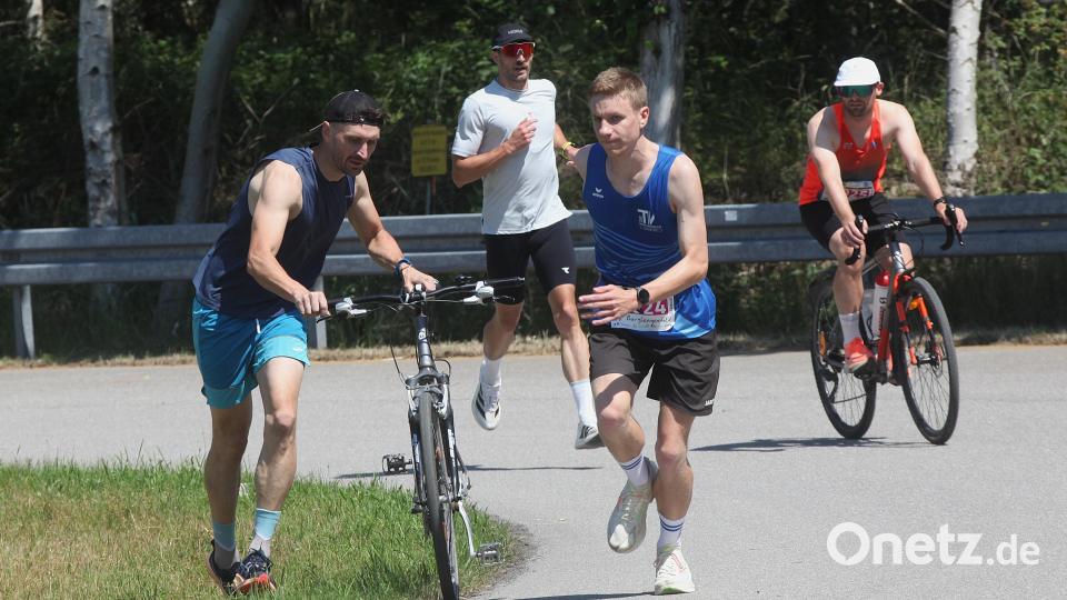 Fliegender Wechsel bei Martin Bösl und Philipp Filchner vom TV Burglengenfeld, die beim Run & Bike-Wettbewerb Zweite wurden. Die späteren Sieger Julius Prüfling und Martin Weinfurter setzen gerade zum Überholen an. Bild: Rudolf Hirsch