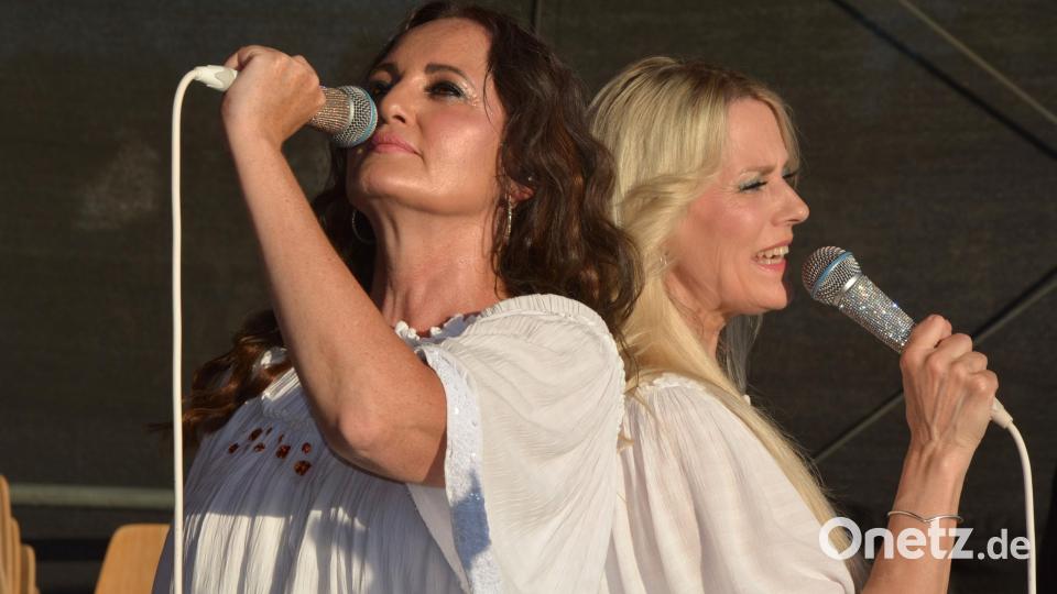 Linda Mikulec (Agnetha) rechts) und Simone Kerchner (Anni-Frid) begeisterten am Samstagabend mit ihrer Show "One Night in Sweden" in Tirschenreuth. Beide ließen die großen Welthits von Abba wieder auferstehen. Bild: Josef Rosner