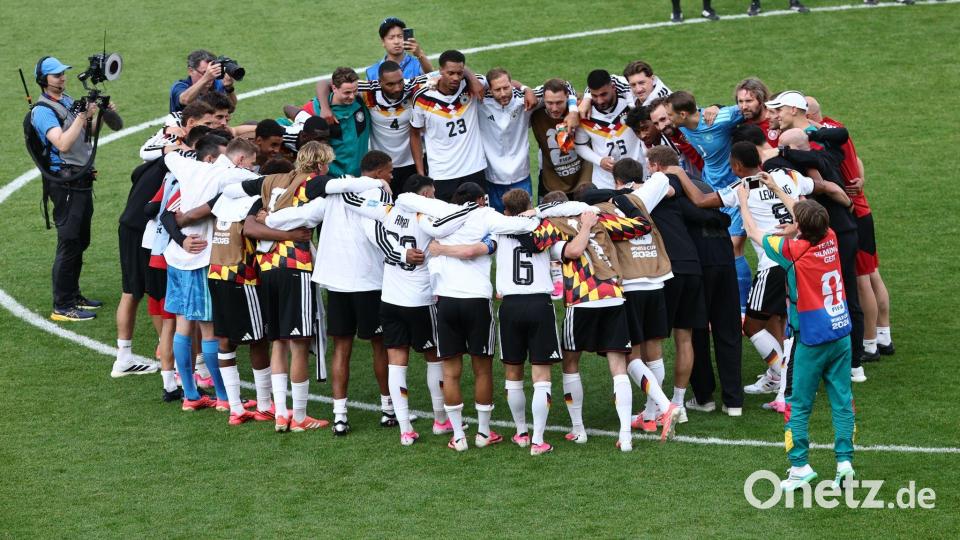 Die DFB-Elf kam zu einem Gewinnerkreis zusammen - ein starkes Symbol. Bild: Christian Charisius/dpa