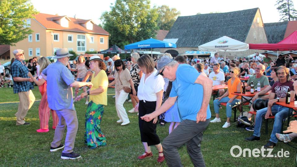 Viele Besucher ließen sich von der Band zum Tanzen animieren. Bild: Holger Stiegler