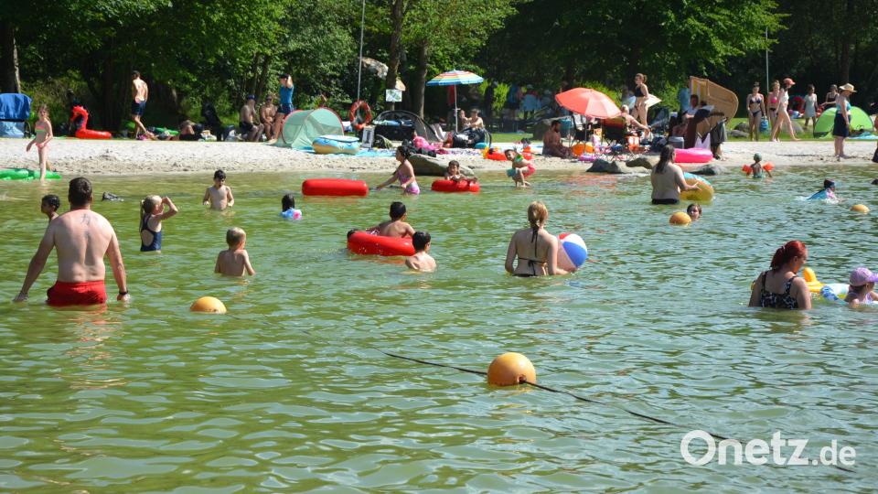 22 Grad warm ist das Marktredwitzer Naturbad, gerade richtig, um sich bei dieser Hitze abzukühlen. Bild: Josef Rosner
