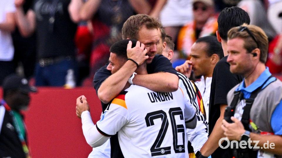 Vereint im späten Torglück: Der Bundestrainer und sein Edeljoker. Bild: Tom Weller/dpa