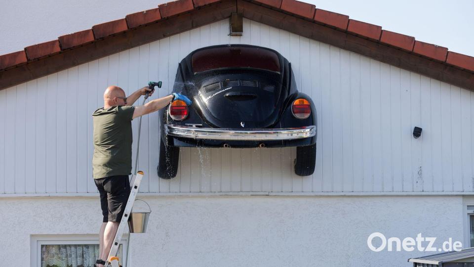 Was man liebt, das putzt man - eine Wäsche für den VW-Käfer. Bild: Thomas Warnack/dpa