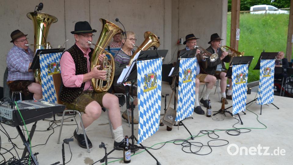 Bei der ersten Serenade des Moosbacher Musiksommers 2026 im Generationenpark sorgten die Straßenmusikanten mit böhmisch-mährischen Weisen für Stimmung. Bild: Peter Garreiss