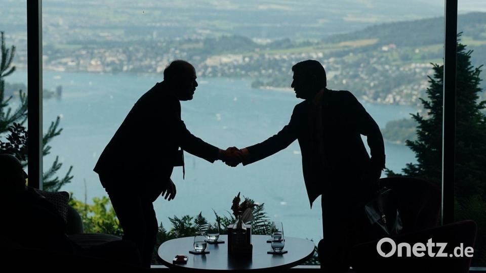 Mitarbeiter der Delegationen geben sich im Rahmen eines Treffens zwischen den USA, dem Iran, Pakistan und Katar die Hand. Bild: Nathan Howard/Pool Reuters/AP/dpa