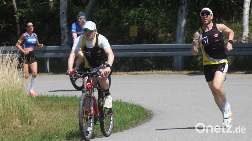 Die Schwandorfer Lokalmatadoren Achim Müller (links) und Andreas Betzlbacher belegten in guten 37:23 Minuten über 10.000 Meter Run & Bike den dritten Platz. Bild: Rudolf Hirsch